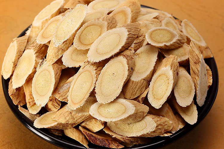 中医谈癌症，黄芪加它煮水喝，癌细胞有去无回！